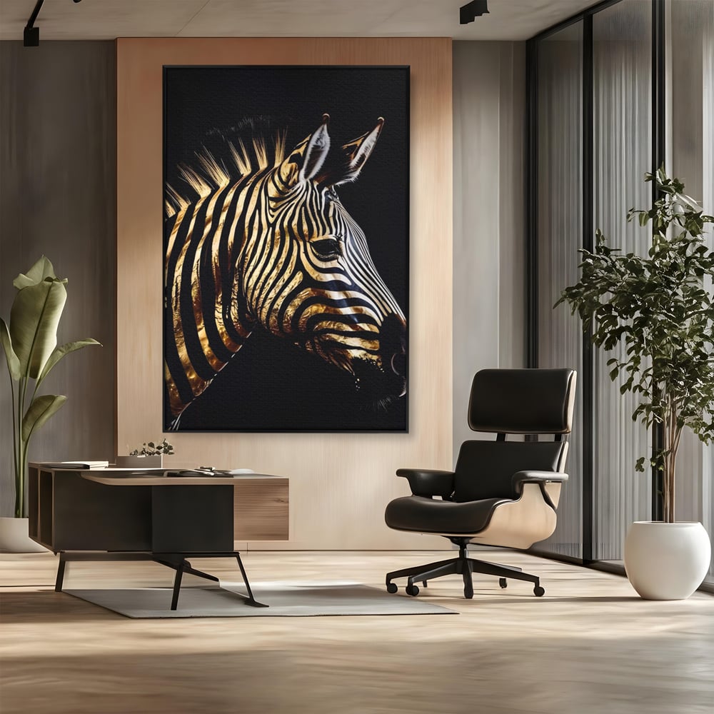 Tablou canvas cu tablou canvas cu cap de zebra aurie, in rama de aluminiu negru, pe perete intr-un birou